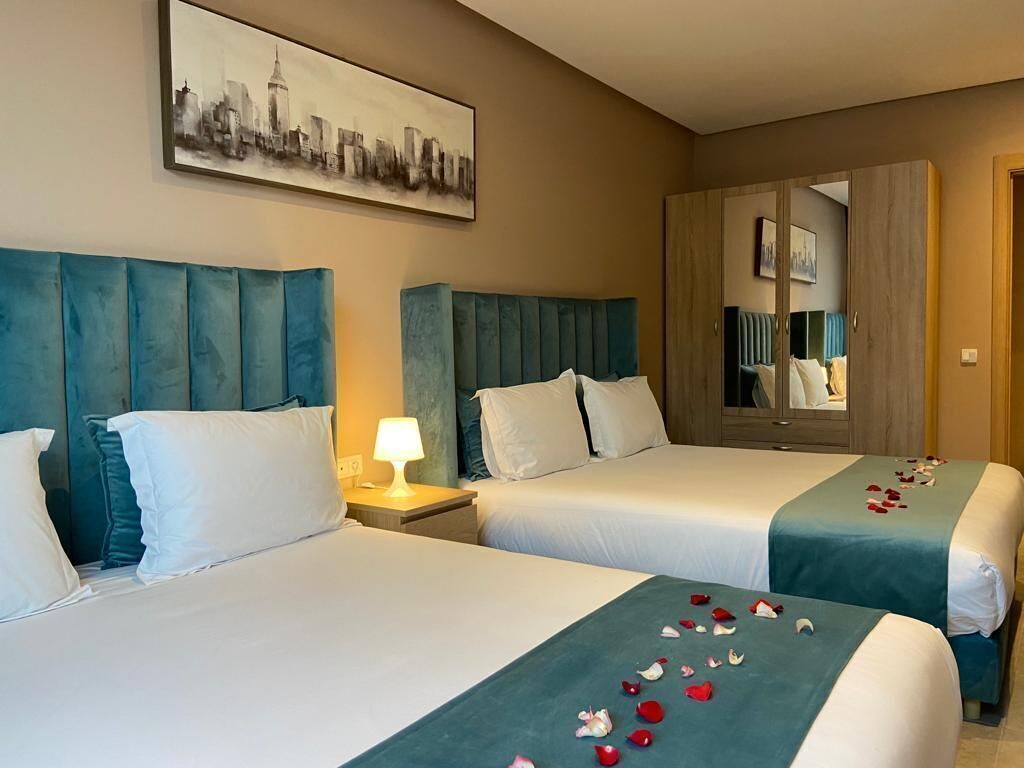 Hypo-allergenic bedding, Select Comfort beds, in-room safe