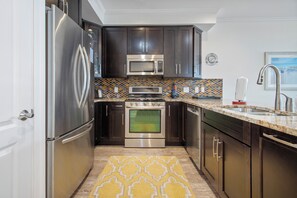 ثلاجة، ميكروويف، فرن، موقد طهي مسطح