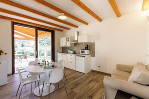 Superior Suite trilo con Terrazza coperta A | Living area | Flat-screen TV - Residence Rustico (Garda)