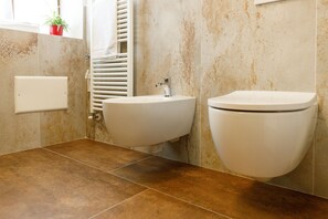 Standard trilo con balcone 5A | Baño | Toallas 