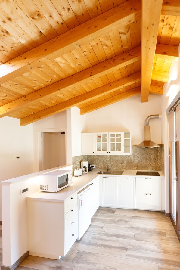 Deluxe bilo balcone 5D | Cocina privada | Refrigerador, microondas, parrilla de estufa y tostadora 