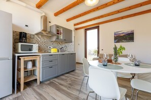 Superior Suite con Terrazza scoperta B | Private kitchen | Fridge, microwave, stovetop, toaster - Residence Rustico (Garda)