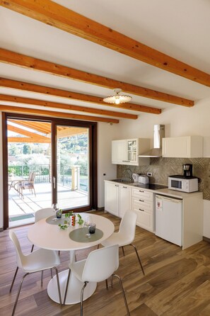 Superior Suite trilo con Terrazza coperta A | Living area | Flat-screen TV - Residence Rustico (Garda)