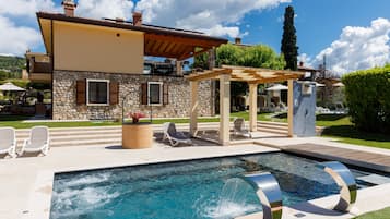 Bain à remous extérieur
