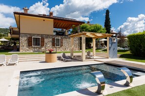 Outdoor spa tub - Residence Rustico (Garda)