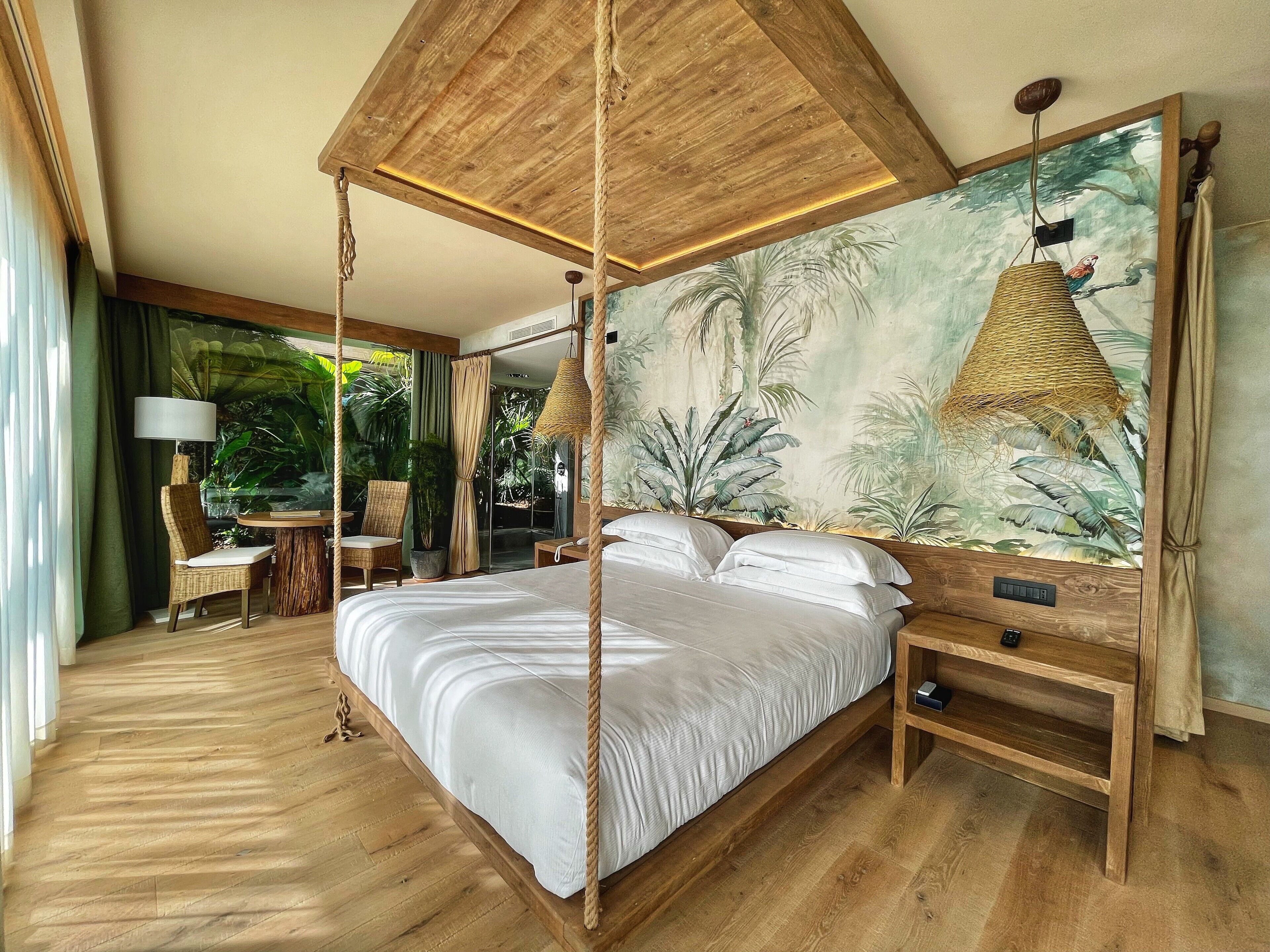 luxury room, 1 bedroom, non smoking | 1 bedroom, in-room safe, blackout curtains, soundproofing