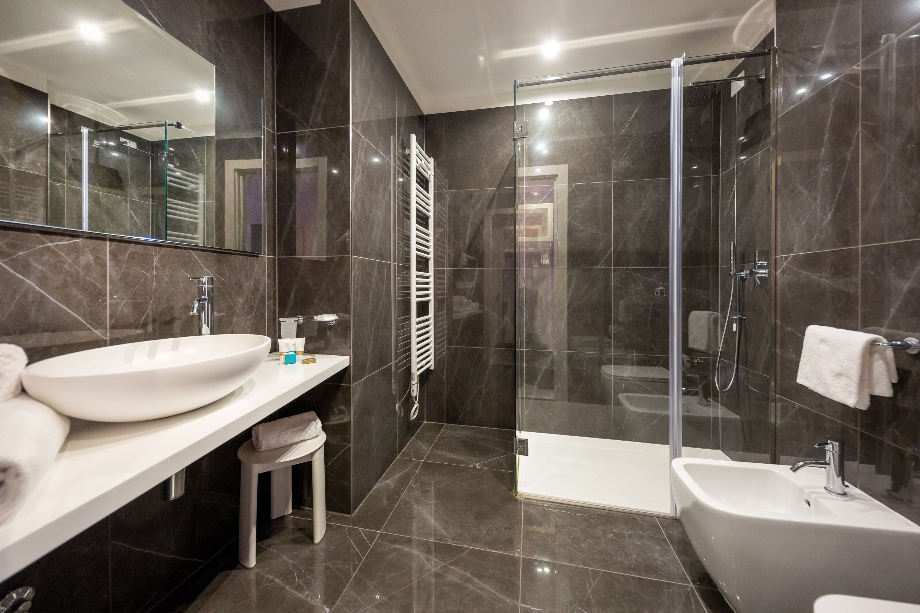 romantic room, 1 bedroom, non smoking | bathroom | towels