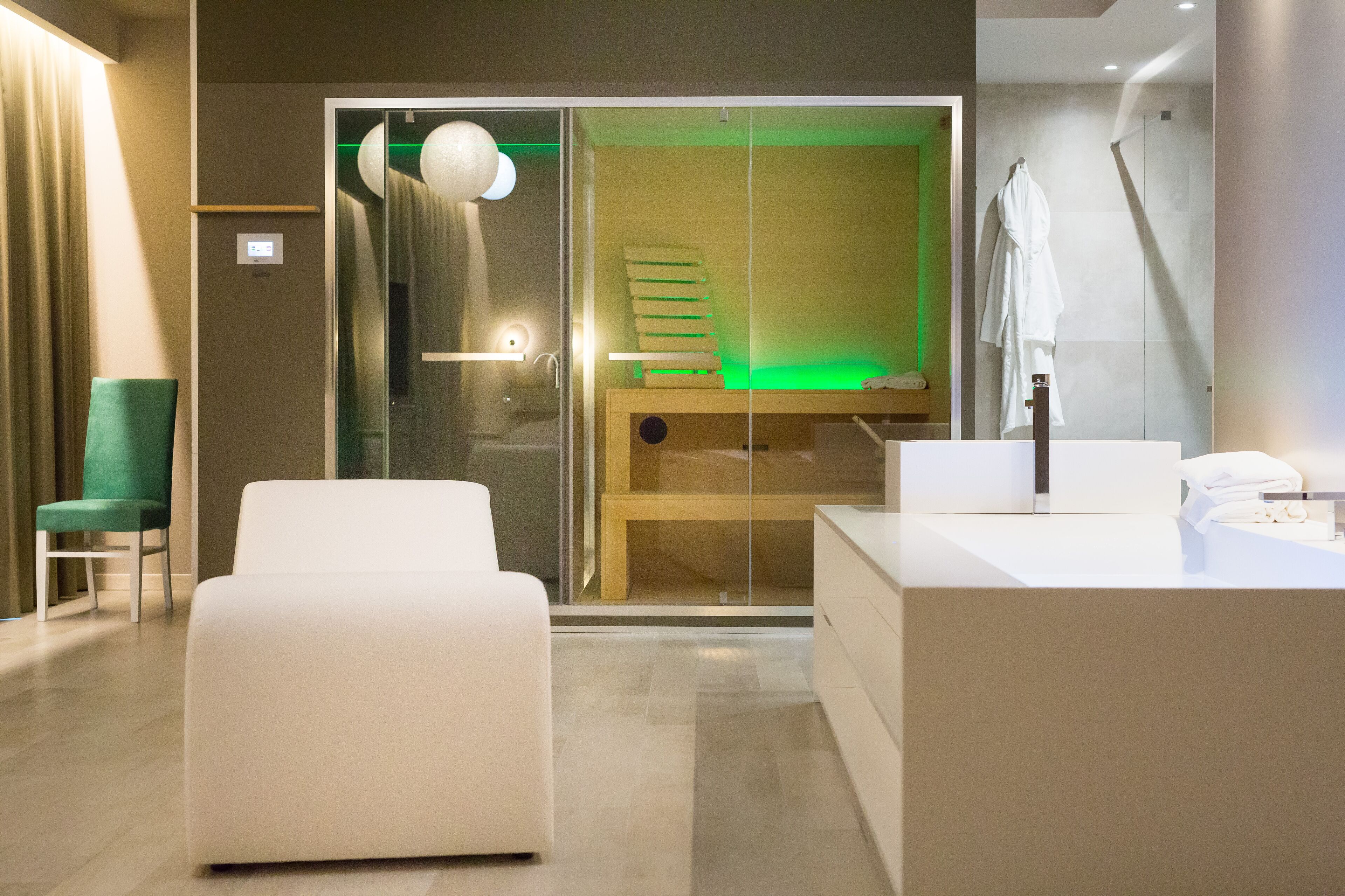 royal room, 1 bedroom, non smoking | 1 bedroom, in-room safe, blackout curtains, soundproofing