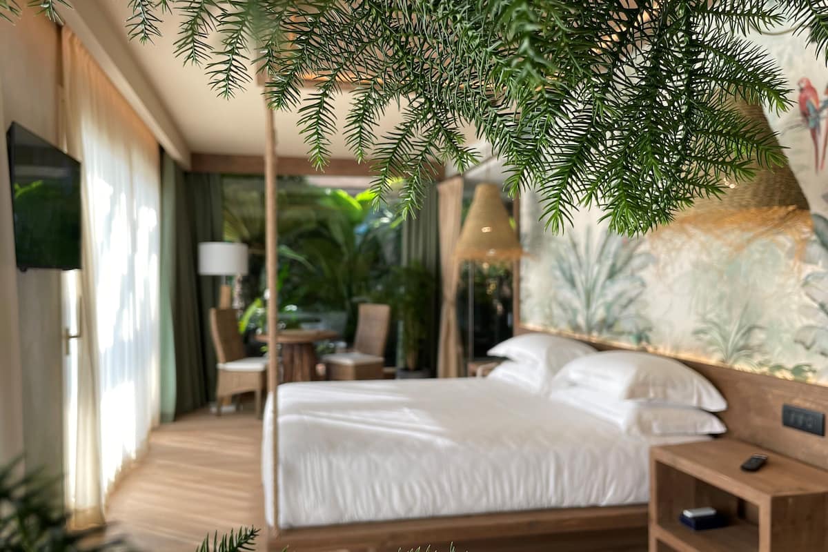 luxury room, 1 bedroom, non smoking | 1 bedroom, in-room safe, blackout curtains, soundproofing