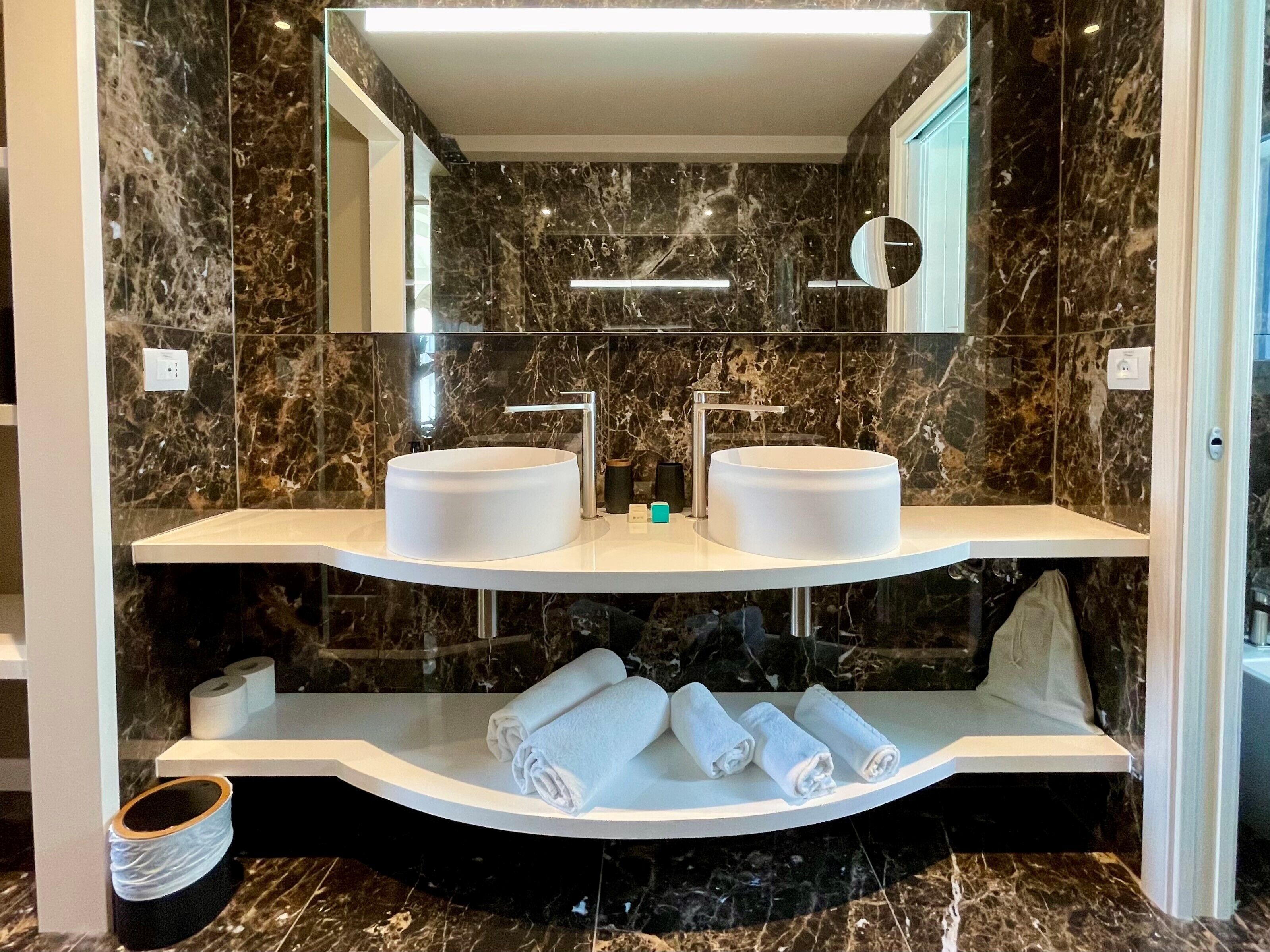 design room, 1 bedroom, non smoking | bathroom | towels