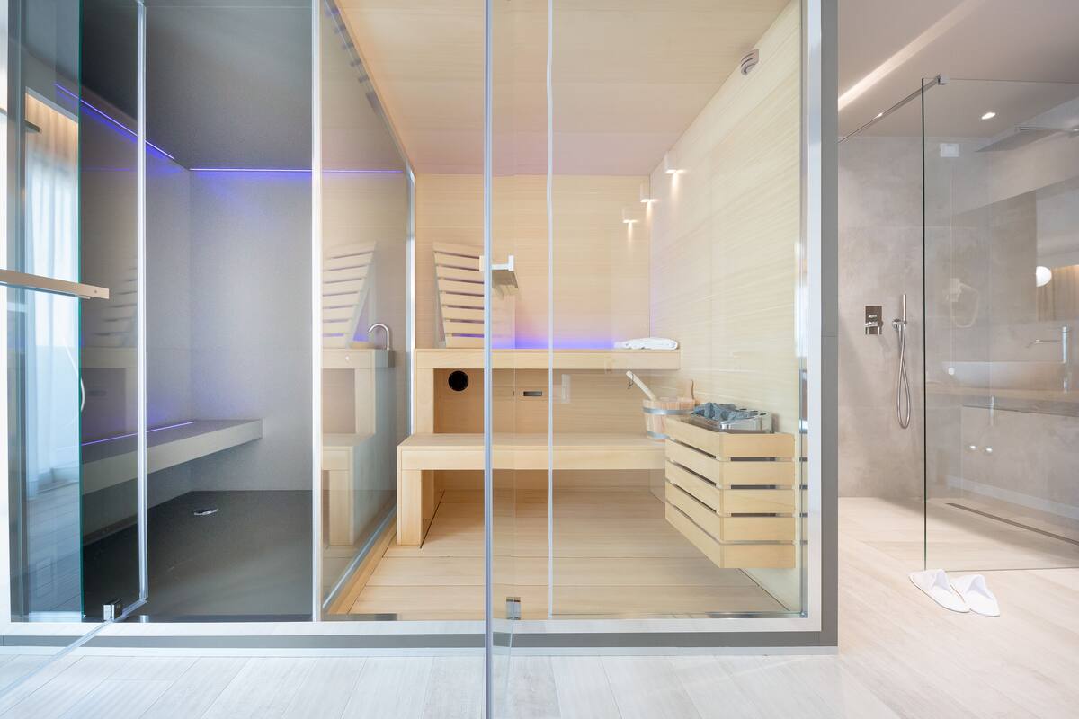 royal room, 1 bedroom, non smoking | 1 bedroom, in-room safe, blackout curtains, soundproofing