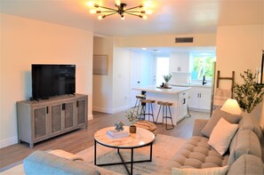 Smart-TV, Kamin, DVD-Player, Bücher