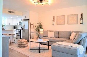 Smart TV, chimenea, reproductor de DVD y libros