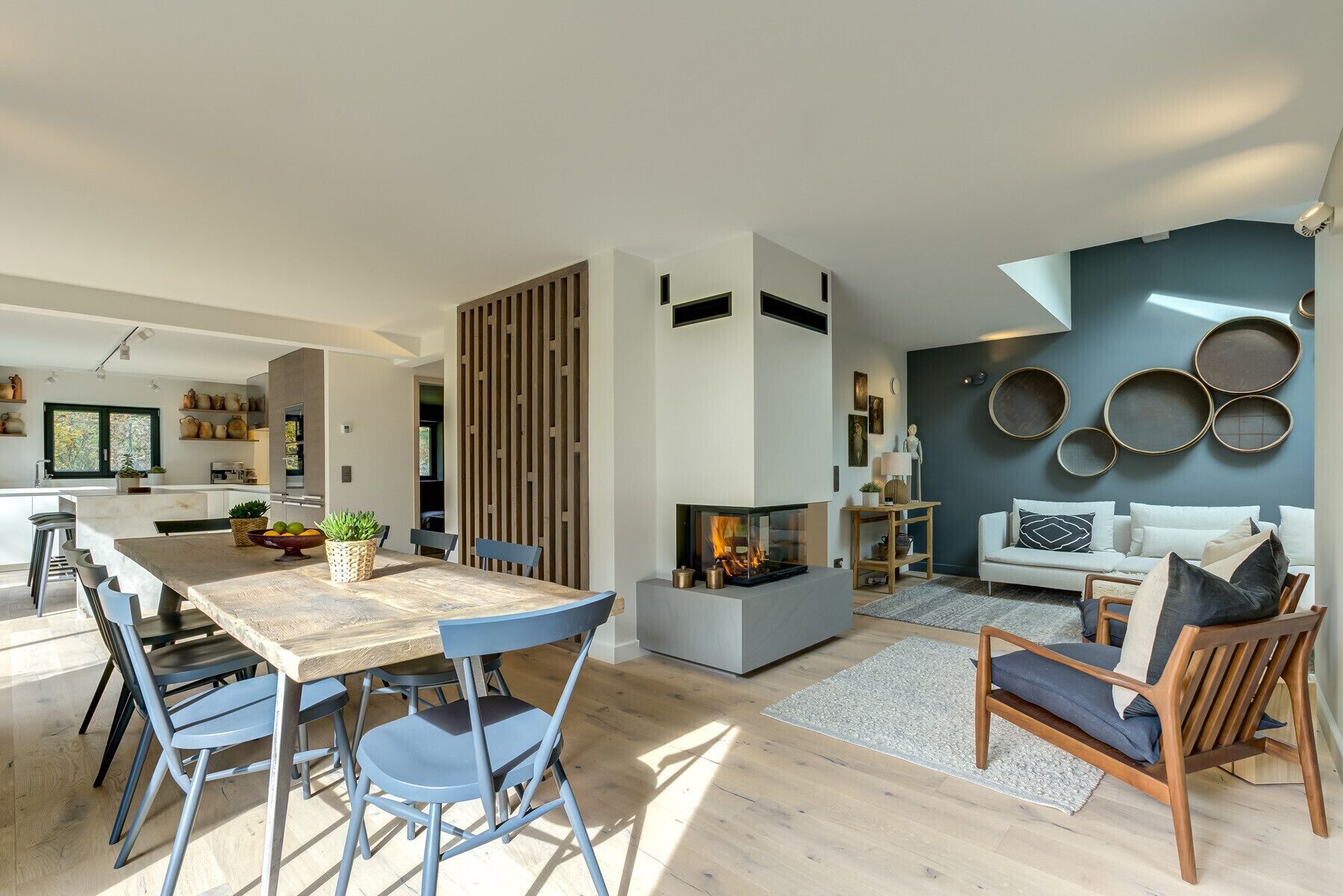 Een moderne leefruimte met een eethoek, keuken en zithoek.