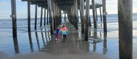 Una spiaggia nelle vicinanze, lettini da mare, teli da spiaggia