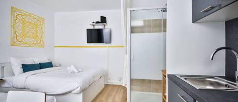Iron/ironing board, WiFi, bed sheets
