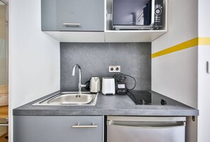 Mikrowelle, Wasserkocher mit Kaffee-/Teezubehör