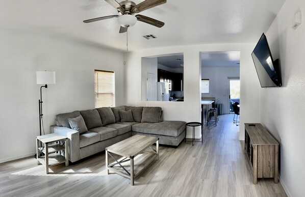 Smart TV - Beautiful Family-Friendly Remodeled Red Door House (Tucson)