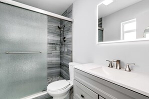 Baignoire, séchoir à cheveux, serviettes fournies, papier de toilette