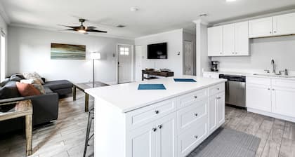 Pool Home 3 Bed 3 Bath. 1 mile from beach!