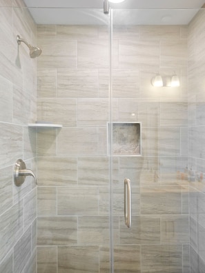 Douche, sĂšche-cheveux, serviettes fournies, savon