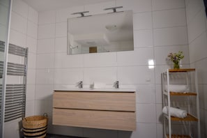 Douche, séchoir à cheveux