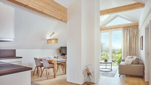 Um interior moderno com área de jantar, cozinha e espaço de estar com vista.