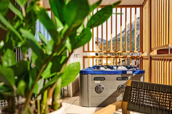 Indoor spa tub