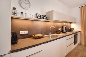 Kühlschrank, Ofen, Geschirrspüler, Wasserkocher mit Kaffee-/Teezubehör