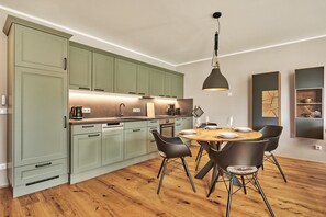 Kühlschrank, Mikrowelle, Ofen, Geschirrspüler