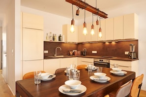Refrigerador, microondas, horno, placa de cocina