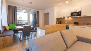 Un apartamento moderno con comedor, cocina y sala de estar.