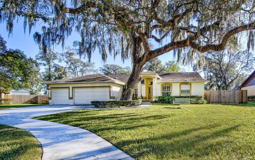 New Inside, Large family home! Furnished w/utils, stay 1-6 months.