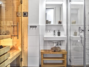 Een douche, een haardroger, handdoeken