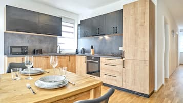 Kühlschrank, Mikrowelle, Ofen, Geschirrspüler