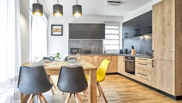 Kühlschrank, Mikrowelle, Ofen, Geschirrspüler