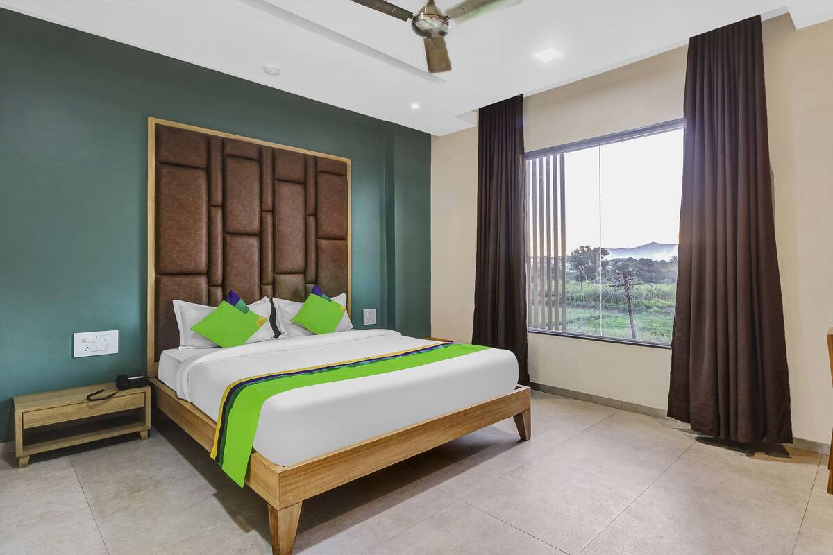 Phòng đôi Premium | Bàn, bàn ủi/dụng cụ ủi quần áo