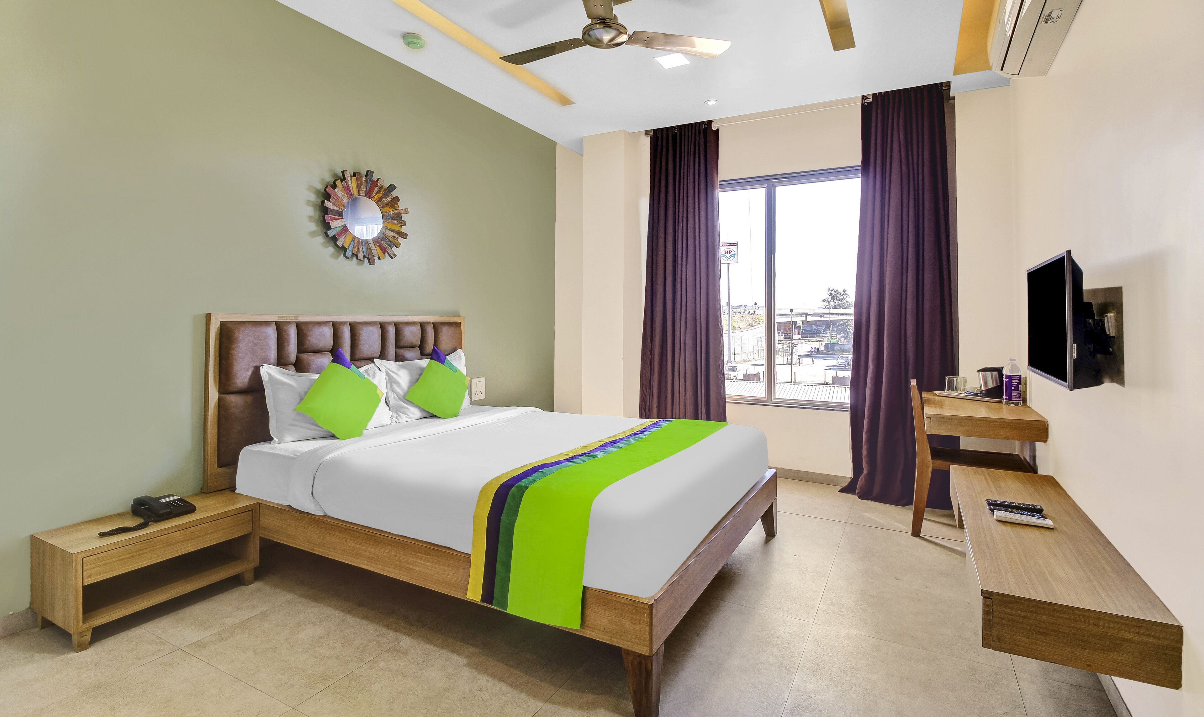 Escritorio y tabla de planchar con plancha 