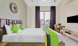 Phòng đôi Deluxe | Bàn, bàn ủi/dụng cụ ủi quần áo
