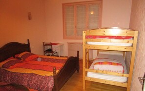 4 bedrooms, desk, WiFi