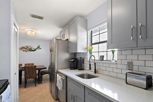 Come Stay In This Charming & Cozy Home In The Heart Of Naples