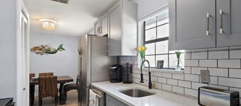 Come Stay In This Charming & Cozy Home In The Heart Of Naples