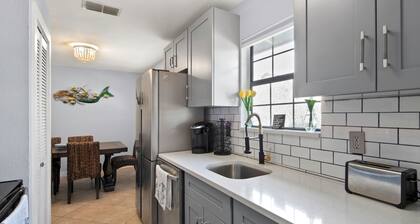 Come Stay In This Charming & Cozy Home In The Heart Of Naples