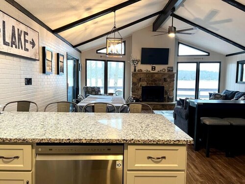 *Lakefront Family Oasis* Kayaks* Hot Tub* Fire Pit*