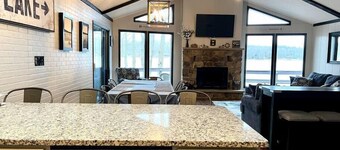 *Lakefront Family Oasis* Kayaks* Hot Tub* Fire Pit*