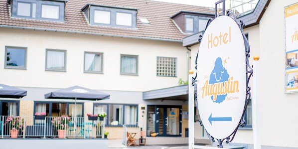 Vista frontal de la propiedad