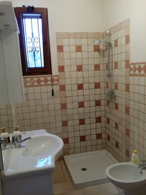 Douche, sĂšche-cheveux, bidet, serviettes fournies