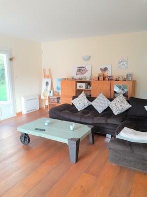 Fernseher, Kamin, DVD-Player, Tischtennisplatte