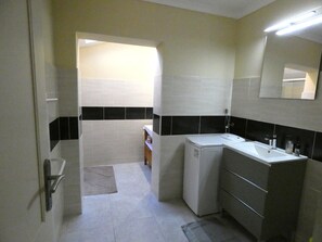 Douche, sèche-cheveux, serviettes fournies, savon