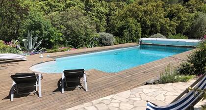 House with garden and XL pool 5 minutes from the center